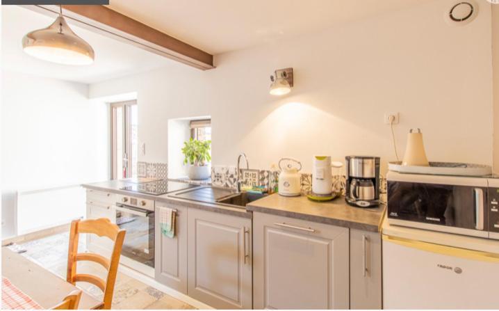 Au Petit Bonheur Chez Bambina Hotel Leynes Екстериор снимка
